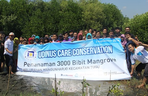 foto bersama semua peserta penanaman 3000 mangrove oleh mahasiswa udinus